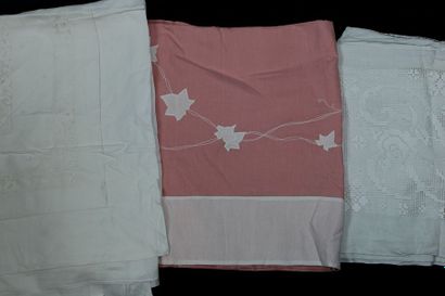 null Lot de 3 draps : 1 en fil rose, applications et broderies de feuilles blanches,...