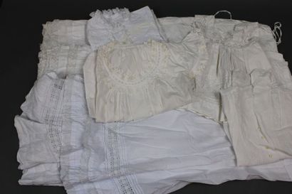 null Lot : 3 jupons dont un à traîne, 6 chemises de nuit et de jour, 2 cache-corsets,...