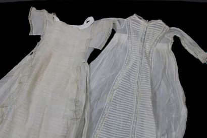 null Deux robes de baptême en linon brodé et incrustations de Valenciennes