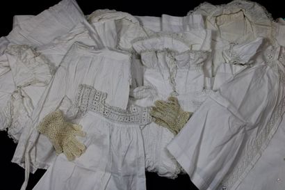 null Lot de 9 camisoles blanches, 6 culottes fendues, 12 robes d’enfants en broderie...