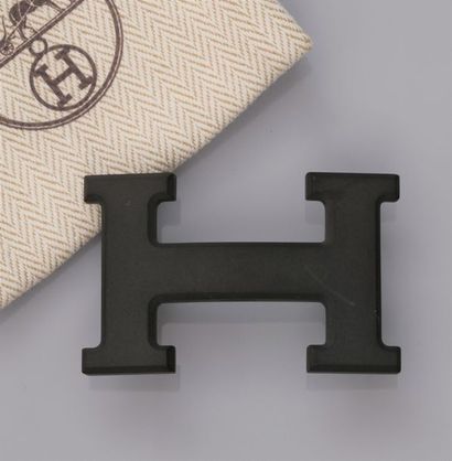 HERMES HERMES, boucle de ceinture 5382 en PVD noir mat. Signée et numérotée. Pour...