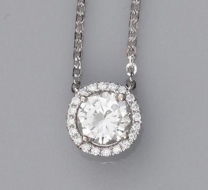   Collier en or gris 750°/00(18K), maille forçat, centré d'un diamant taille brillant...