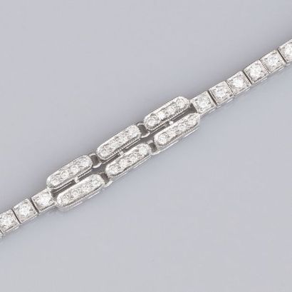   Bracelet souple en or gris 750°/00(18K) , serti de diamants taille brillant. 15.40...