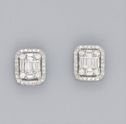   Paire de boucles d'oreilles à pans coupés en or gris 750°/00(18K), serties de diamants...