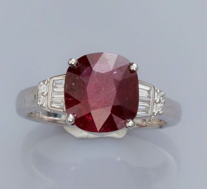   Bague en or gris 750°/00(18K) , sertie d'un rubis naturel coussin de 3.33 carats...