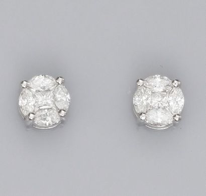   Paire de boucles d'oreilles rondes en or gris 750°/00(18K) , serties de diamants...