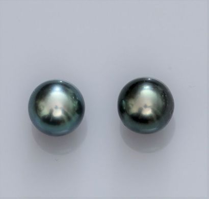   Paire de boucles d'oreilles en or gris 750°/00(18K) , chacune est sertie d'une...