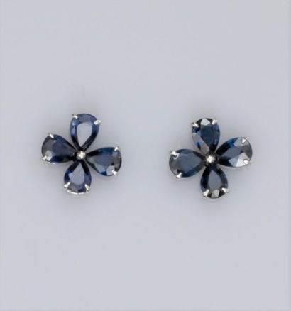   Paire de boucles d'oreilles fleurs en or gris 750°/00(18K), serties de saphirs...