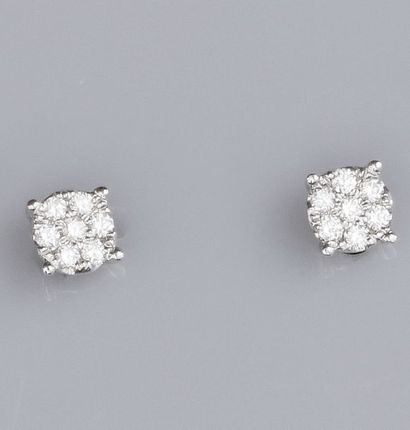   Paire de boucles d'oreilles rondes en or gris 750°/00(18K), serties de diamants...