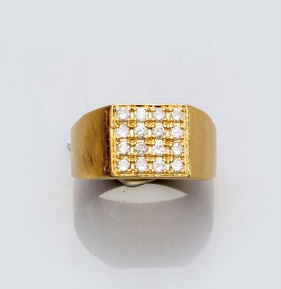   Chevalière en or jaune 750°/00(18K), sertie de 16 diamants taille brillant. 7.20...