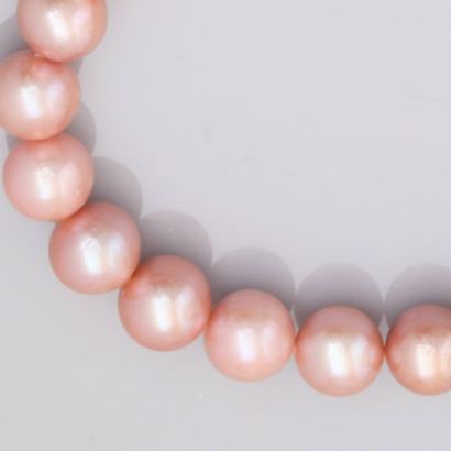   Necklace made of 33 pink cultured pearls of 12 to 13.5 mm diameter, clasp spindle...