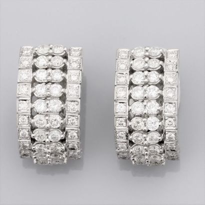   Pair of curved earrings in 750°/00 (18K) white gold, set with brilliant-cut diamonds...