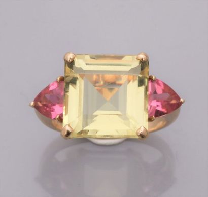   Ring in 750°/00 (18K) yellow gold, set with a rectangular yellow quartz with two...