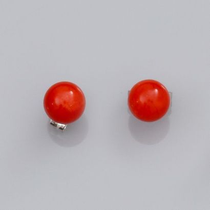   Pair of chips set with coral balls diameter 6.5/7 mm, yellow gold 585°/00 (14K)...