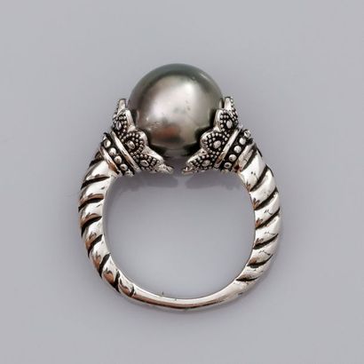   Twisted ring in 925 silver, set with a Tahitian cultured pearl diameter 12/12.5...
