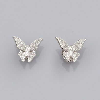   Paire de boucles d'oreilles papillons en or gris 585°/00 (14K), serties de diamants....