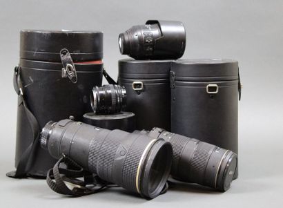 null NIKON, ensemble de quatre objectifs. Objectif Nikon PC-Nikkor 2.8/35 mm à décentrement...