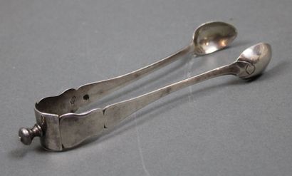 null Pince à sucre en argent Bordeaux XVIII-ème Siècle. Long. : 16,7 cm ; poids :...