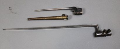 null 2 baïonnettes, 1 à douille du XIXème S.F. et 1 baïonnette clou pour fusil Enfield....