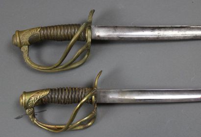 null 2 sabres français sans fourreau dont un modèle 1822-99 de la manufacture d’armes...