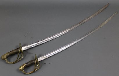 null 2 sabres français sans fourreau dont un modèle 1822-99 de la manufacture d’armes...
