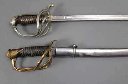 null 2 sabres français, 1 modèle 1822 de la manufacture de Klingenthal avec fourreau...