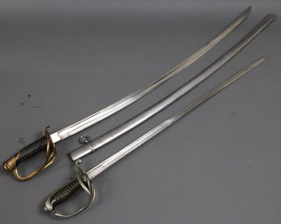 null 2 sabres français, 1 modèle 1822 de la manufacture de Klingenthal avec fourreau...