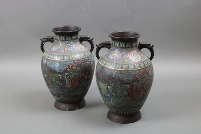 null Chine. Paire de vases à deux prises en métal cloisonné à décors polychromes...