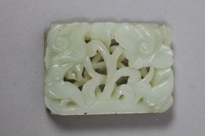 null Chine. Plaque en jade en jade blanc de forme rectangulaire à décor ajouré. 6...