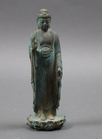 null Bouddha en bronze en position debout sur un lotus. Oxydation. Haut. : 22 cm
