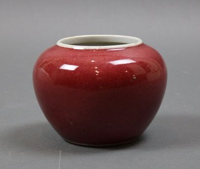 null Chine. Petit vase en porcelaine rouge et intérieur blanc. Haut. : 10 cm