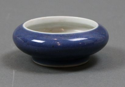 null Chine. Coupelle en porcelaine bleue. Marque apocryphe à la base. Qing XIX-ème...