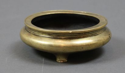 null Chine. Brule encens tripode en bronze doré de forme circulaire. Marque au-dessous....