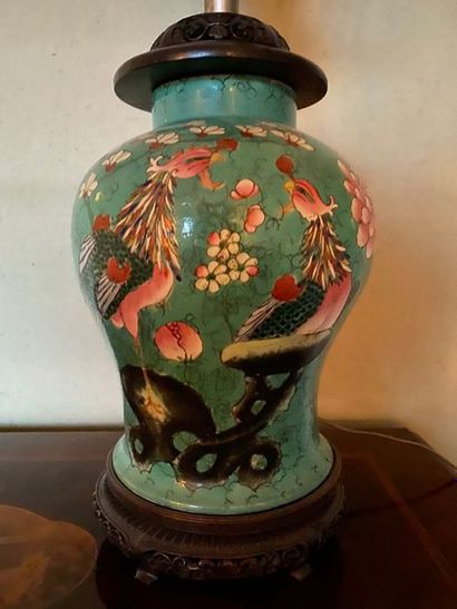 null Chine. Vase en porcelaine monté en lampe, à décor polychrome d’oiseau. Haut. :...