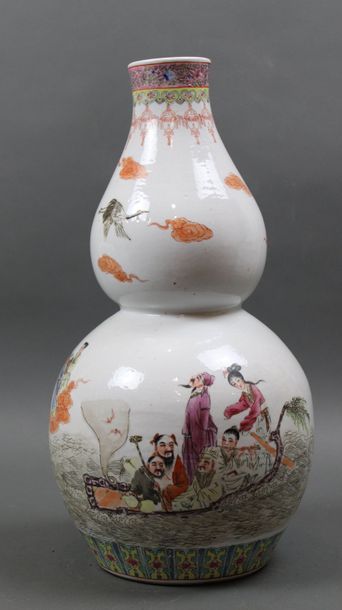 null Chine. Vase de forme double-gourde en porcelaine à décor polychrome de personnes...