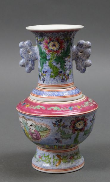 null Chine. Nécessaire à quatre compartiments formant un vase balustre en porcelaine...