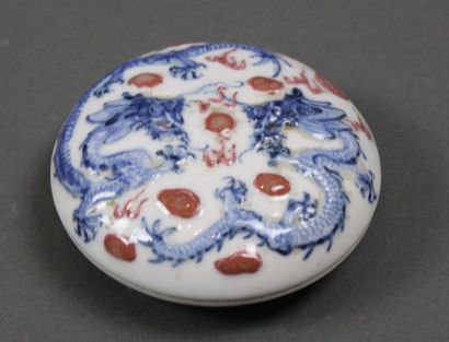 null Chine. Petite boite plate de forme ronde en porcelaine à décor de deux dragons...