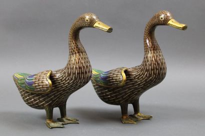 null Chine. Paire de canards en métal cloisonné polychrome. Haut. : 29 cm ; long. :...