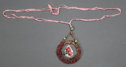 null Collier Art-Nouveau en corne à décor de roses et d’un motif mobile au centre....