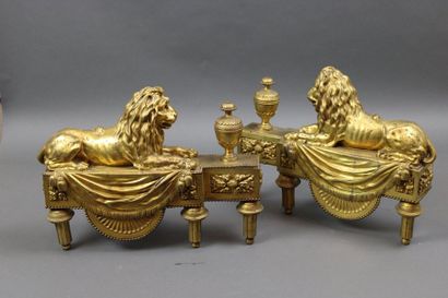 null Paire de chenets en bronze doré à décor de lions couchés. XIX-ème Siècle