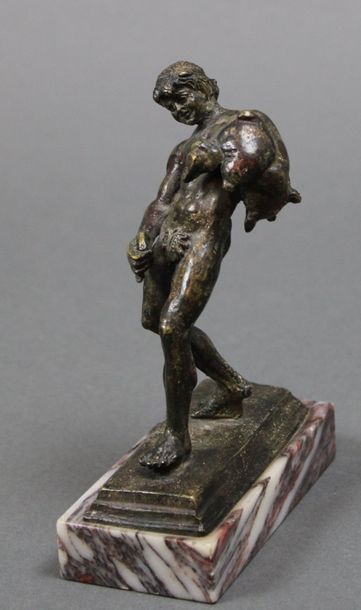 null Ecole du XIX-ème Siècle : «Bacchus tenant une outre à vin». Bronze à patine...