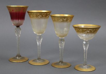 null SAINT-LOUIS. Service de verres en cristal taillé et doré comprenant douze coupes...