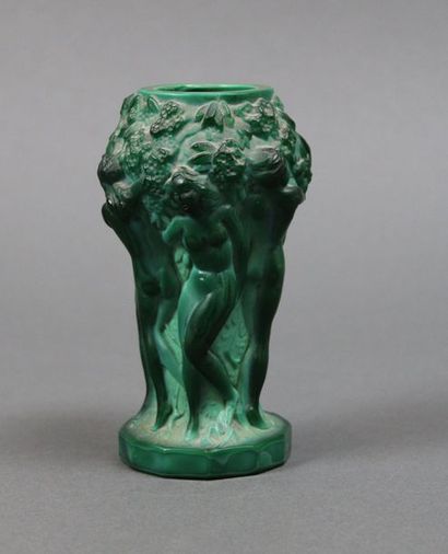 null HEINRICHE HOFFMAN (1875-1939). Vase «Bacchantes» en verre moulé couleur vert...