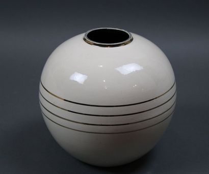 null ROBJ. Vase boule en faïence et émaillé crème à décor de quatre cercles dorés....