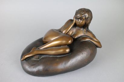 null James BUTLER (né en 1921) : «Jeune fille sur un coussin». Bronze à patine signé...