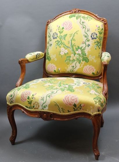 null Beau fauteuil en hêtre sculpté à décor de feuilles d’acanthes et de coquilles,...