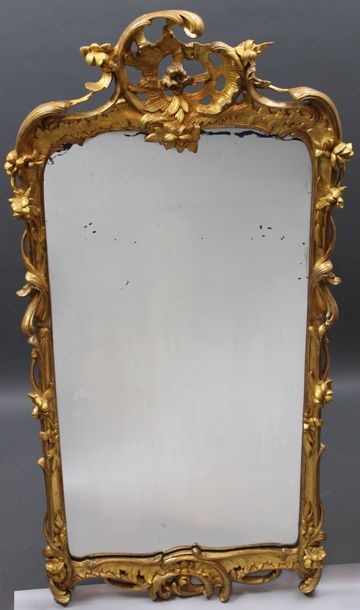 null Joli miroir en bois doré de style Louis XV à décor de fleurs et de feuilles....