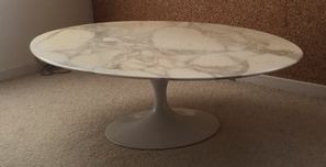 null KNOLL. Table basse à plateau ovale en marbre blanc veiné gris, piétement en...