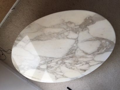 null KNOLL. Table basse à plateau ovale en marbre blanc veiné gris, piétement en...