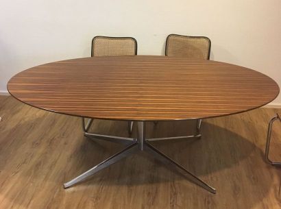 null KNOLL. Table ovale, piétement en métal chromé, plateau en bois. 70 x 190 x 120...